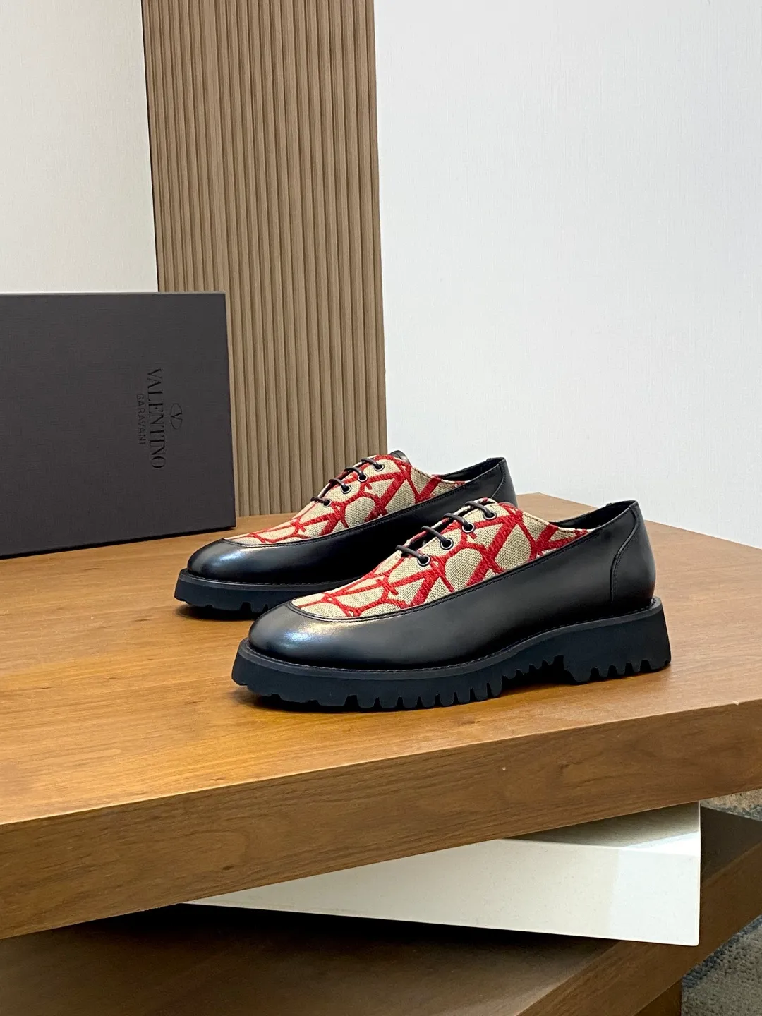 Men's shoes 💰740 VALENTINO Valentino's new men's fashionable casual leather shoes. These leather shoes are made of imported cowhide leather uppers, dyed calfskin lining and calfskin insoles. The upper foot is soft, comfortable and breathable. Comes with complete packaging in the original box! Visible details and quality. Size: 39-44 (customized at 38.45.46)